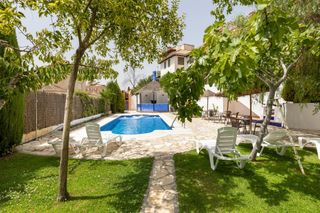 Semi detached house in Calle sala dos hermanas 81. Estupenda unifamiliar junto hospital vithas