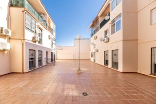Flat en Calle valencia 23. Piso de 3 dormitorios  churriana de la vega