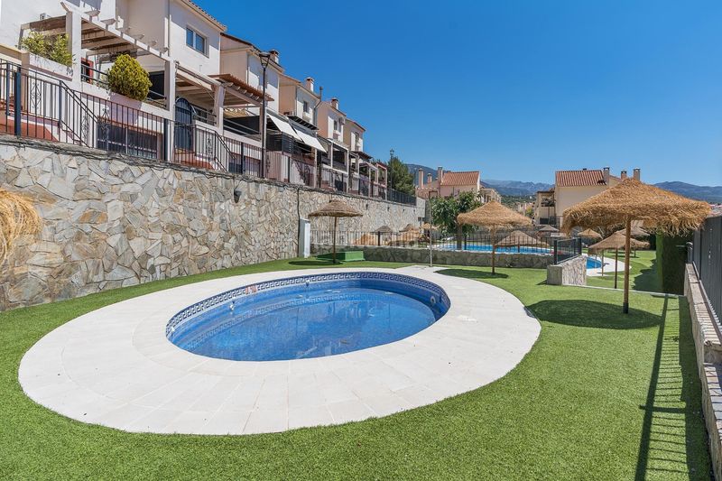 Foto f0a9dba7-88f7-43d5-af1b-4237156fb718. Casa adossada amb calefacció aparcament a Huétor Vega