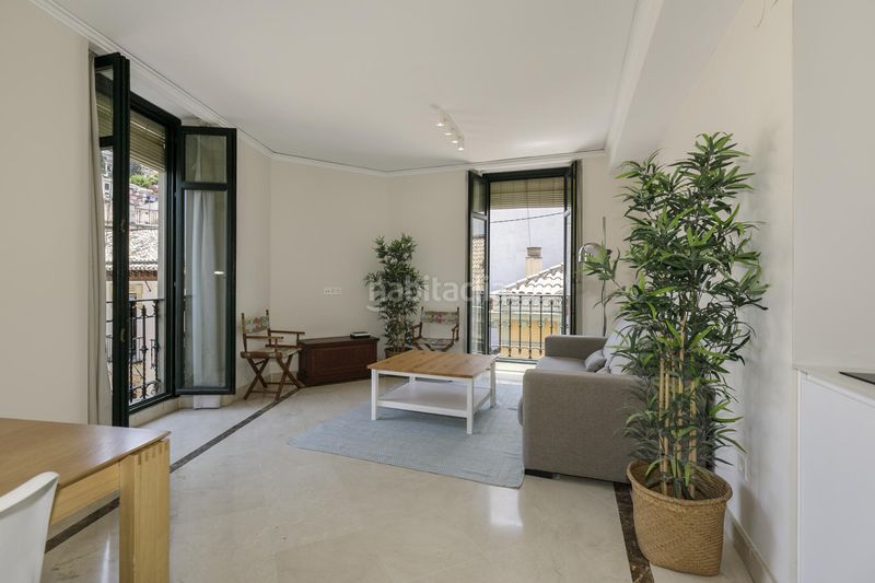 Foto cb628b0e-dafa-4409-8b5a-8c2adc1b8450. Apartamento en calle gran vía de colón #46 4º 464 precioso apartamento reformado en gran vía, pleno centro en Granada