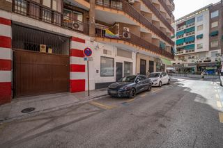 Parking coche en Calle emperatriz eugenia 6. Oportunidad única! garaje en el corazón de granada por solo 35.0