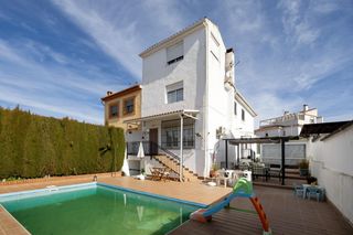 Casa bifamiliare in Calle mimbres ur.monteluz 329. Tu nuevo hogar con piscina a solo 15 minutos de granada!