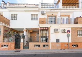 Casa a schiera in Calle calle violetas 51. Vive en el corazón de armilla 4 dormitorios, patio, terraza y ga