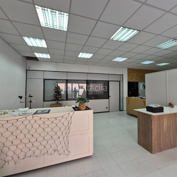 Foto 612362c3-ca7d-4ac4-baea-af90e4ccbbcf. Local comercial amb calefacció a Llevant Igualada