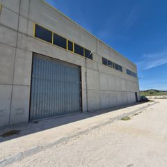 Industrial building in Cervera. Excel·lent nau industrial diàfana amb altell i pati privat a san