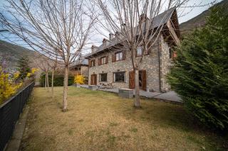 Casa a Carrèr des arroquets 22. Gran casa familiar, soleada y con jardín en vielha. 8 dormitorio
