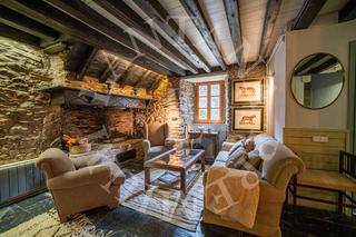 Masia a Carrr sortan 16. Gran casa aranesa en escunhau con jardin y casa aneja