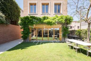 Casa a Sarrià. En exclusiva encantadora casa jardín privado en sarrià