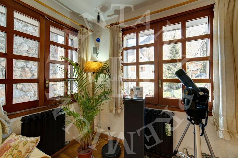 Foto fe2e8a72-f80c-47fe-9241-1e5e87549036. Chalet con camino riscaldamento parcheggio piscina in Naut Aran