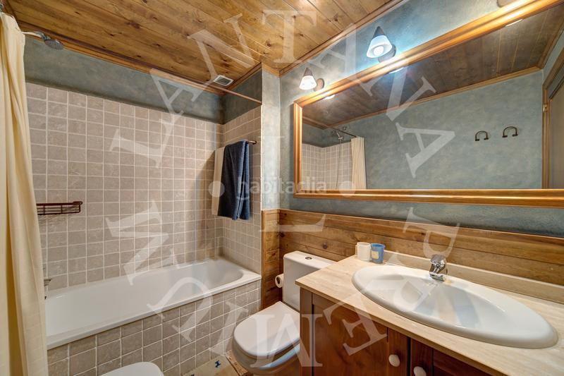 Foto f588d0b6-4199-43c8-b08b-8d14fef0bcc5. Casa adossada a a beret s/n a Baquèira Naut Aran