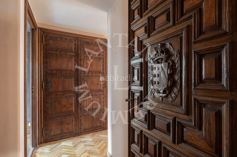 Foto 2a9b7ea1-9a33-4d36-b3b2-cb9774338db3. Àtic amb xemeneia calefacció aparcament a Tres Torres Barcelona