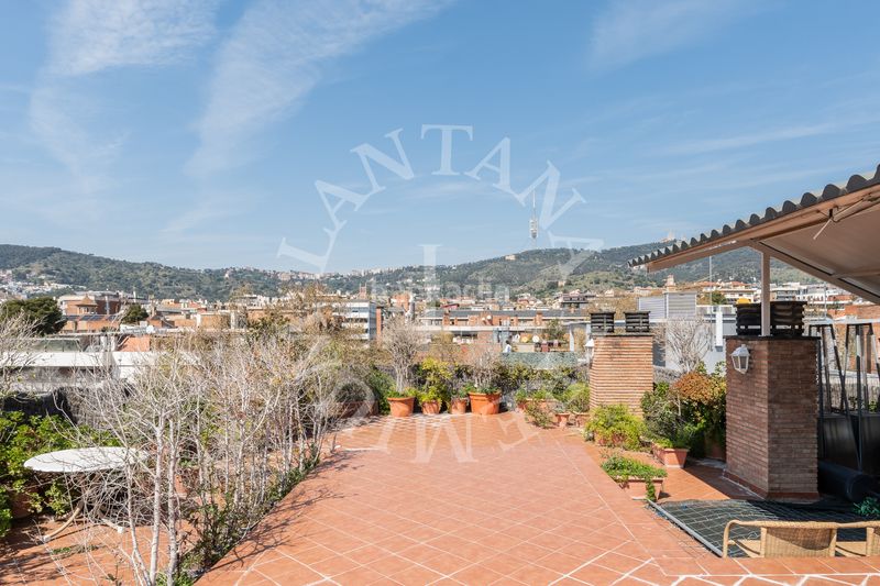 Foto 47e63b43-10db-4dc7-ac39-7c1af066b51d. Àtic amb xemeneia calefacció aparcament a Tres Torres Barcelona