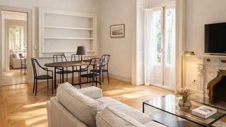 Alquiler Piso  Calle del monte esquinza. Exclusiva vivienda señorial de 150 m² con techos de 3,5 m en alm