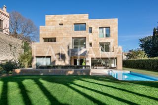 Casa a Pedralbes. Exclusiva casa con jardín en pedralbes
