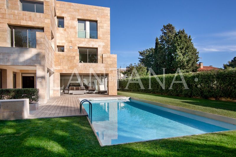 Foto f119a436-8c9d-4e71-8934-db014c1bad71. Casa amb calefacció aparcament piscina a Pedralbes Barcelona