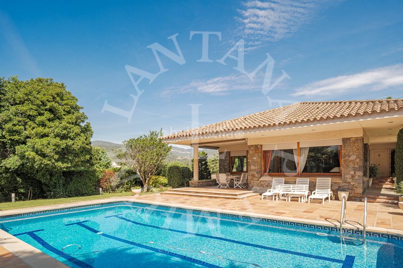 Foto 2fd68c7f-32cd-4571-871f-d50671498bca. Casa amb xemeneia calefacció aparcament piscina a Garriga (La)