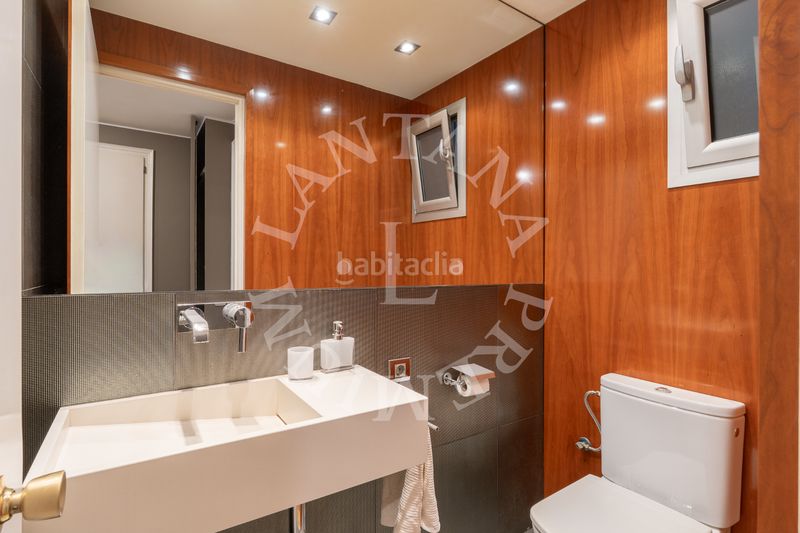 Foto a7783950-3697-4fc1-bfb4-deedf7206b43. Àtic amb xemeneia calefacció aparcament piscina a Barcelona