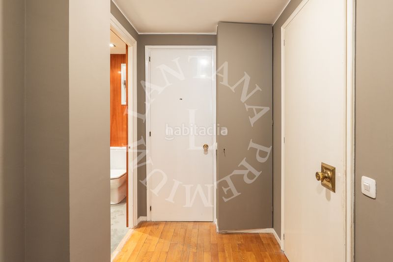 Foto ab285699-84f0-42a5-8f9d-5a20b384feb3. Àtic amb xemeneia calefacció aparcament piscina a Barcelona