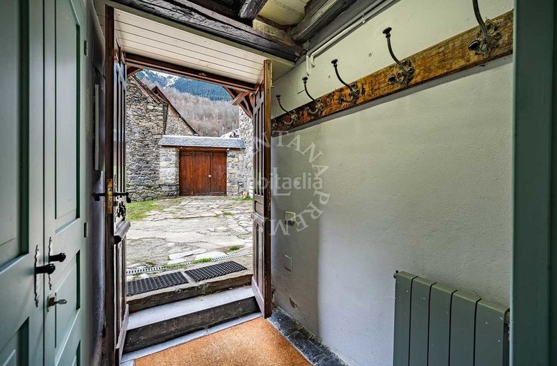 Foto b0fd6c69-cce5-4007-a8d3-a0bd3087b0ee. Casa gran casa aranesa en Escunhau con jardin y casa aneja en Vielha e Mijaran