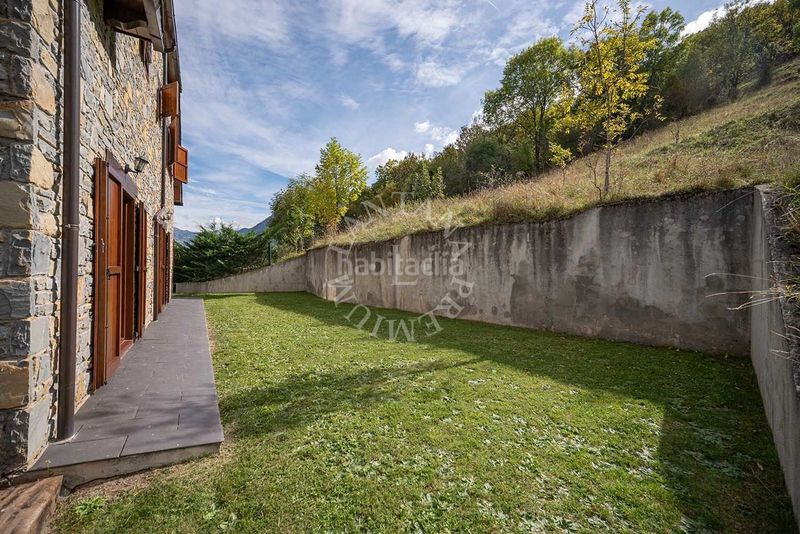 Foto 74ca2a07-313e-4699-8aa2-65449252e12f. Casa  con jardin, parking y vistas en la zona alta de Vielha en Vielha e Mijaran