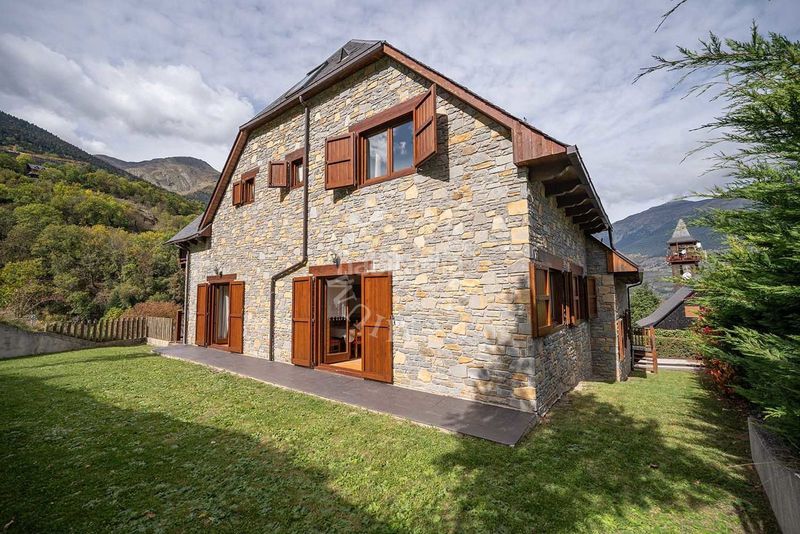Foto a2764453-b5c0-40ae-8c50-fe26cd275904. Casa  con jardin, parking y vistas en la zona alta de Vielha en Vielha e Mijaran
