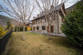 Casa  Arroquets. Impresionante casa con jardin en viella
