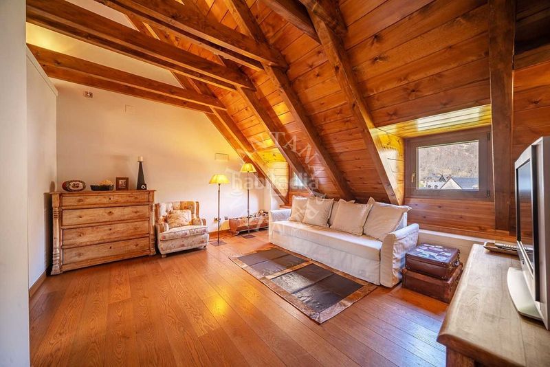 Foto ab4b9284-9b5f-4c6e-8fc9-c4260a8e9082. Casa amb aparcament a Unha Naut Aran