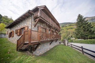 Casa  Plaus. Gran casa con luz y vistas en la zona alta de viella