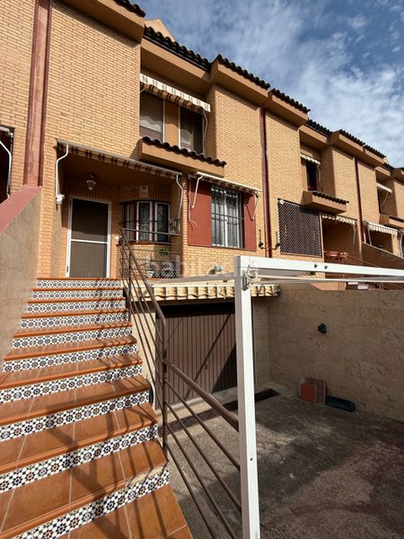 Foto 2eb27574-ee0b-4402-b6d8-53e3c1b7a834. Casa adossada amb xemeneia piscina a Centro San Juan de Alicante