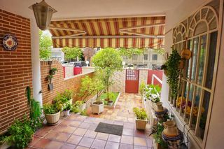 Chalet  Calle rosa de lima. Exclusivo chalet de 5 dormitorios con jardín, garaje y buhardill
