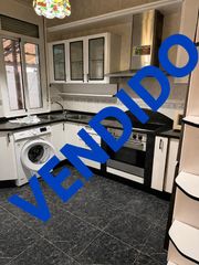 Flat in Avenida de finisterre 62. Piso en carballo a unos metros del centro.