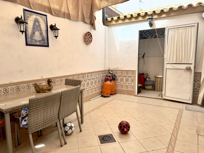 Foto fc98ddee-827b-4b0c-9862-df44174c7745. Casa  en venta , 4 dormitorios. en Umbrete