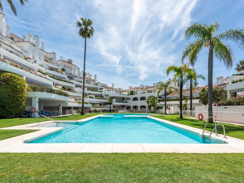 Foto 09b3ac7c-c128-4a77-8ab2-d1df915d8f02. Apartament amb calefacció aparcament piscina a Río Real Marbella