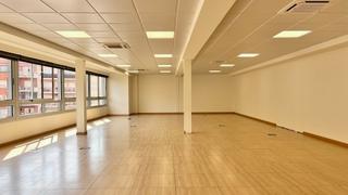 Miete Büro in Barri de les Corts. Oficina luminosa y diáfana en les corts con parking opcional
