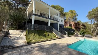 Haus in Olivella. Fantástico chalet funcional en venta con piscina y gran parcela