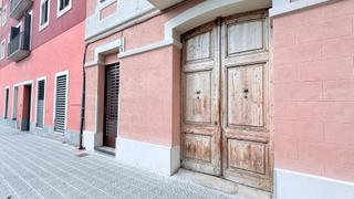 Lloguer Local Comercial a Barri de les Corts. Local de 210 m en tramo semi peatonal de les corts, ubicado en f