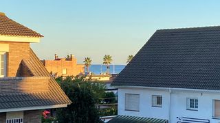 Casa adossada a La Pineda. Exclusiva casa pareada en venta,  con jard�n privado y 4 terraza