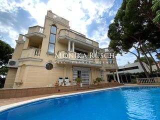 Casa a La Pineda. Elegancia, privacidad y amplitud en la pineda de castelldefels,