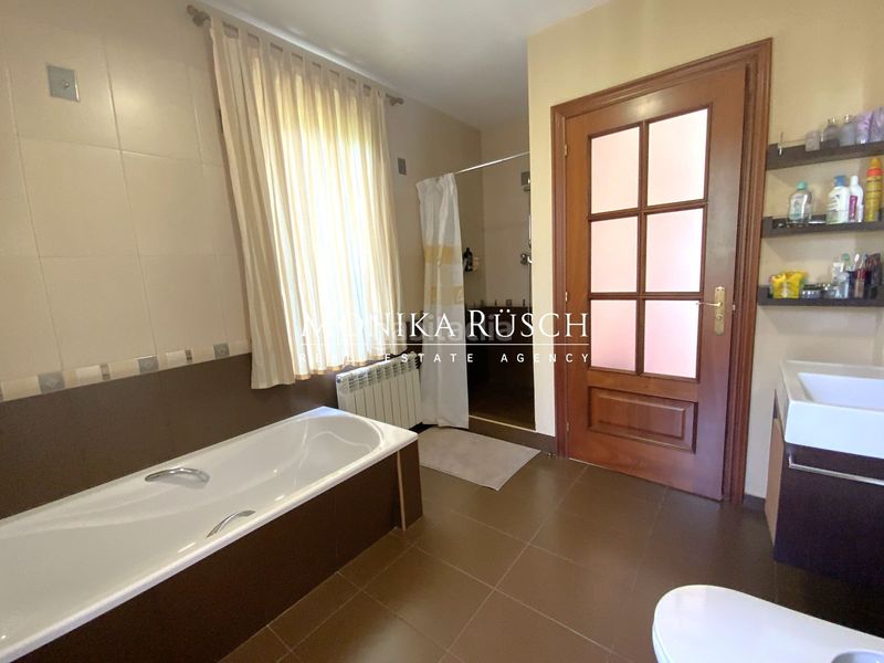 Foto cde044f4-8716-45a2-ab0a-1be394e223ec. Casa amb calefacció aparcament piscina a La Pineda Castelldefels