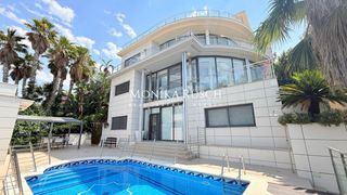 Xalet a Les Botigues de Sitges. Villa contempor�nea de excepci�n con vistas panor�micas al medit