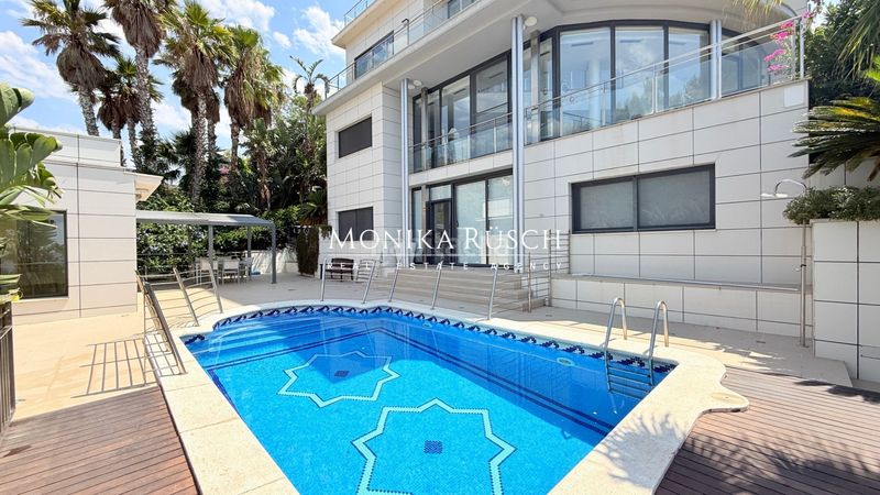 Foto e8d1b949-41a7-4da0-8b48-6d0d93f95f1c. Xalet amb calefacció piscina a les botigues de Sitges Sitges