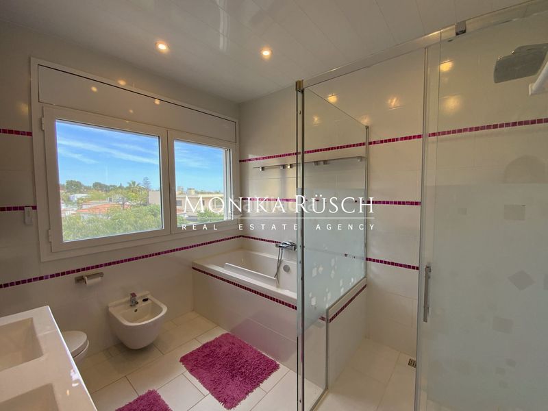 Foto f6b9aaed-820a-44dc-8470-7c9d68c152a3. Casa a Montmar Castelldefels