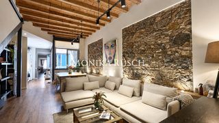 Flat in Vila de Gràcia. Vivienda de diseño en tres niveles con patios privados en el bar