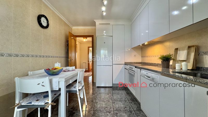 Foto e0cb1c92-3f07-4920-ab74-4a337830ee64. Àtic amb calefacció aparcament a Tui