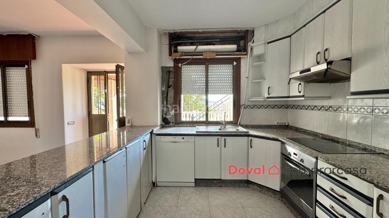 Foto 2388371b-1d90-4bd4-a8b6-080a4563f6d7. Casa amb calefacció aparcament a Lavadores Vigo