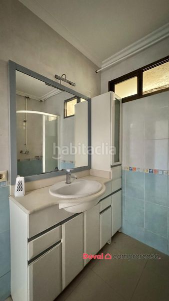 Foto 255a4b21-f3ea-4dde-bc77-b0a8b98254c5. Casa amb calefacció aparcament a Lavadores Vigo