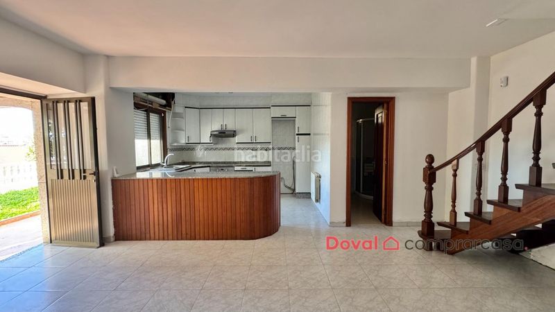 Foto ed119e82-6c4c-4800-a0b4-4804448b8455. Casa amb calefacció aparcament a Lavadores Vigo