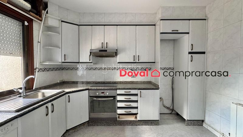 Foto f82053a5-0be0-4f01-b8eb-925ba4c645de. Casa amb calefacció aparcament a Lavadores Vigo