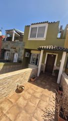 Semi detached house in El Rinconcillo. Vivienda unifamiliar de 3 plantas con jardín, terrazas y garaje
