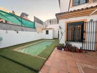 Casa adosada en La Granja - La Colina - Los Pastores. Amplia y luminosa vivienda con piscina privada